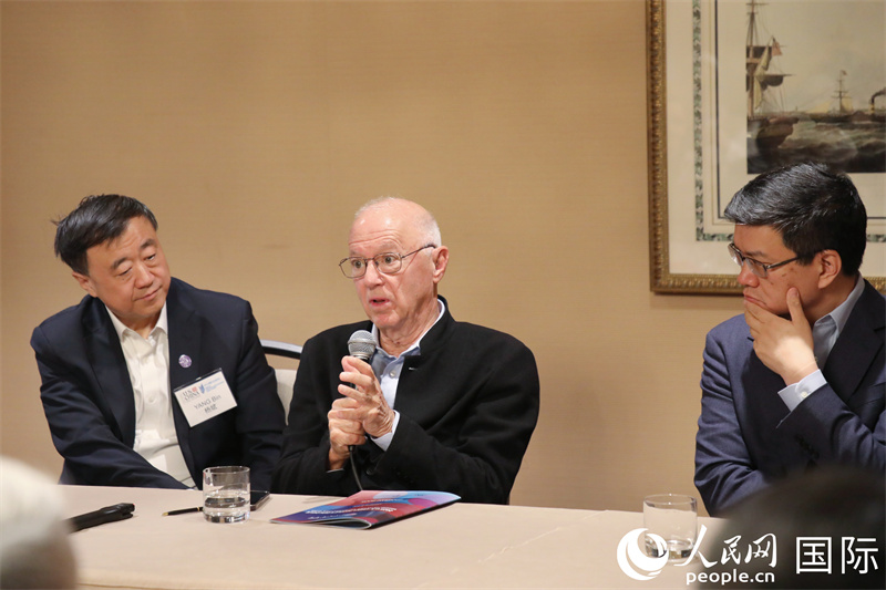 2、清华大学校务委员会副主任杨斌、美中关系全国委员会会长欧伦斯、清华大学战略与安全研究中心主任达巍分别介绍了此次活动的重要意义。 人民网记者 李志伟摄
