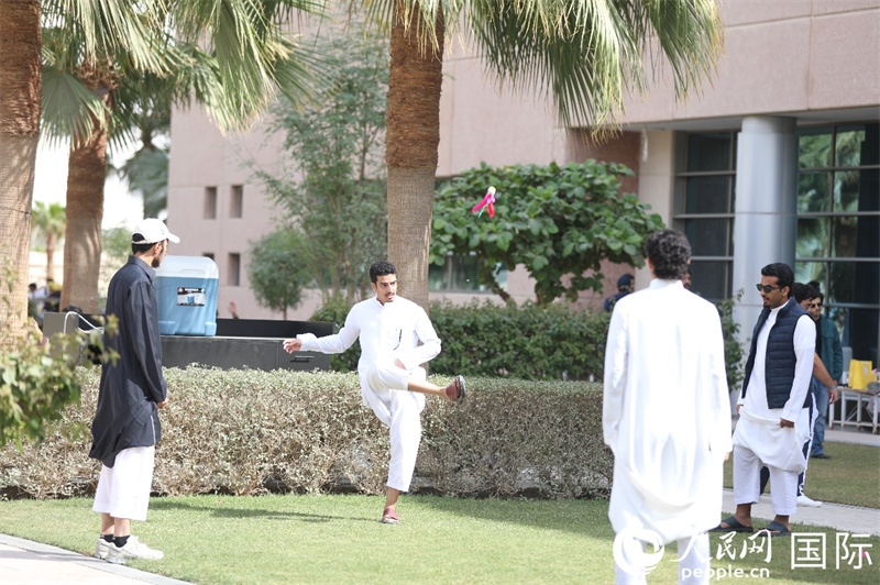 沙特学生在活动现场体验踢毽子。人民网记者任皓宇摄