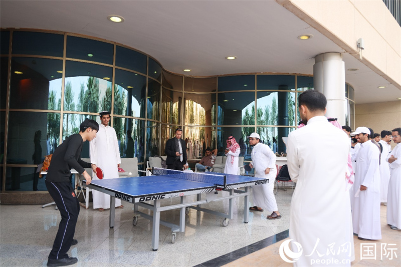 中沙青年在活动现场打乒乓球。人民网记者任皓宇摄
