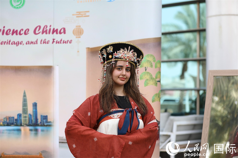 沙特学生体验穿汉服。人民网记者 任皓宇摄
