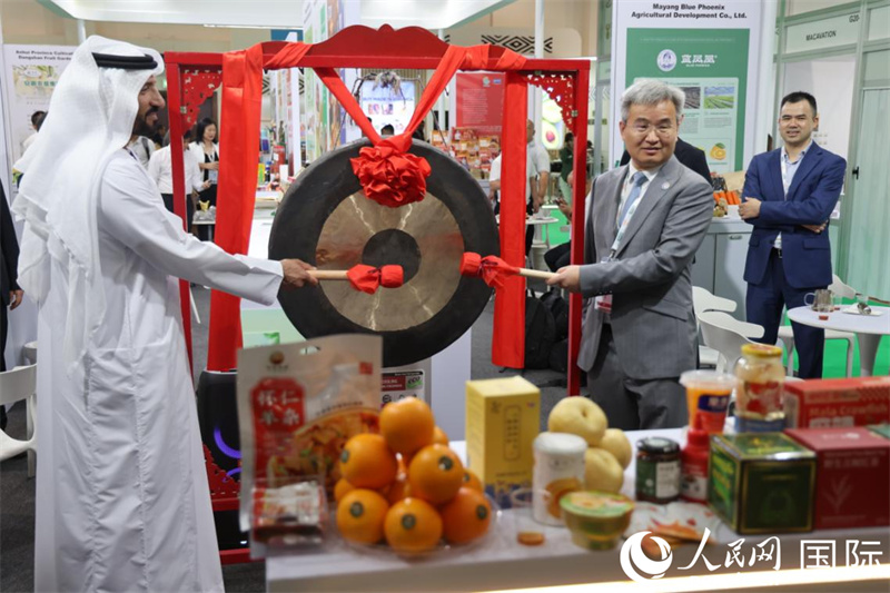 启动仪式上，中阿双方嘉宾为中国国家农业展团参展鸣锣。人民网记者 张志文摄