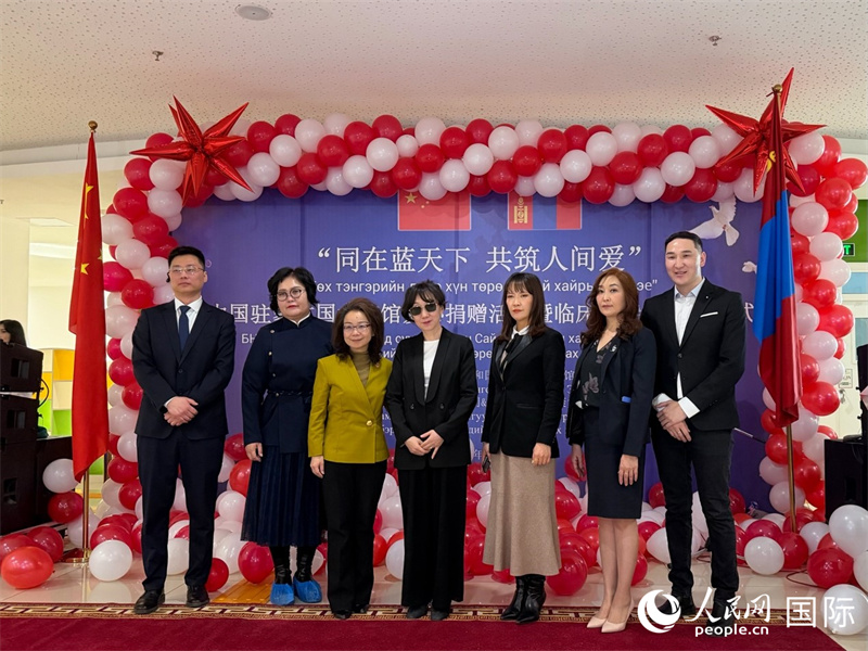 图为中蒙嘉宾在活动现场合影。人民网记者 张朋辉摄