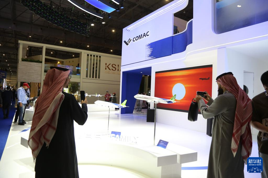 11月17日,在阿联酋迪拜,观众在2025迪拜航空展上参观中国商飞展台。新华社记者 温新年 摄