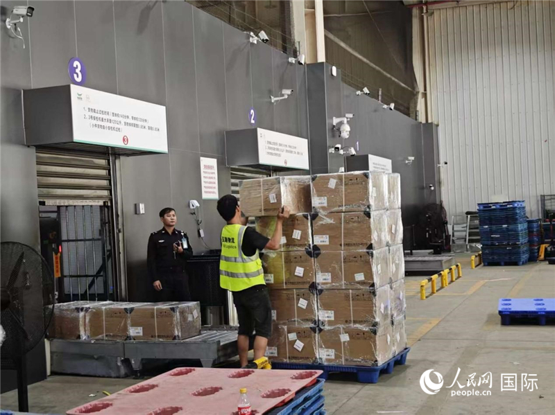 11月18日，货物在海口美兰国际机场等待过安检。人民网记者 崔译戈摄