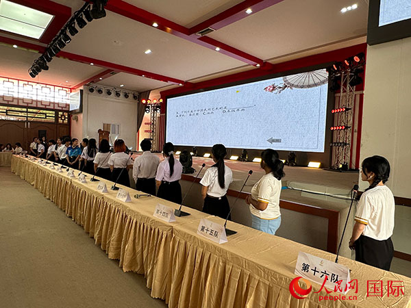 参赛大学生进行知识竞答。人民网记者孙广勇 摄