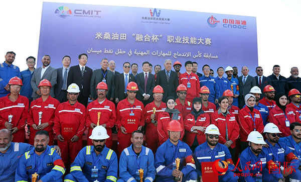 获奖部分员工与嘉宾合影。人民网伊纳斯·易卜拉欣 摄