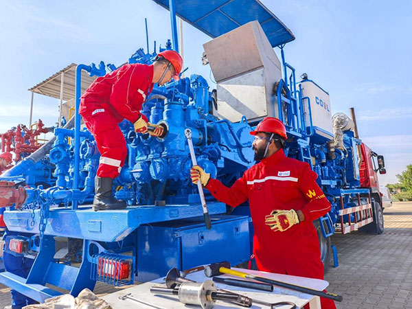 中伊员工携手合作。中海石油伊拉克有限公司供图