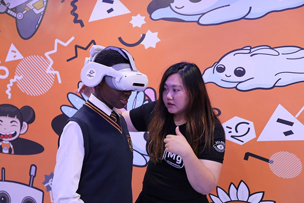 来自南非福马纳中学的学生在体验VR设备。人民网记者 戴楷然摄