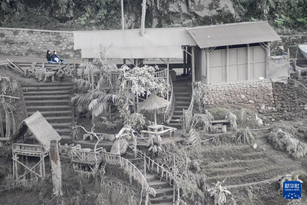 这是11月21日在印度尼西亚东爪哇省拍摄的被火山灰覆盖的村庄。新华社发（萨赫兰·库尔尼亚万摄）