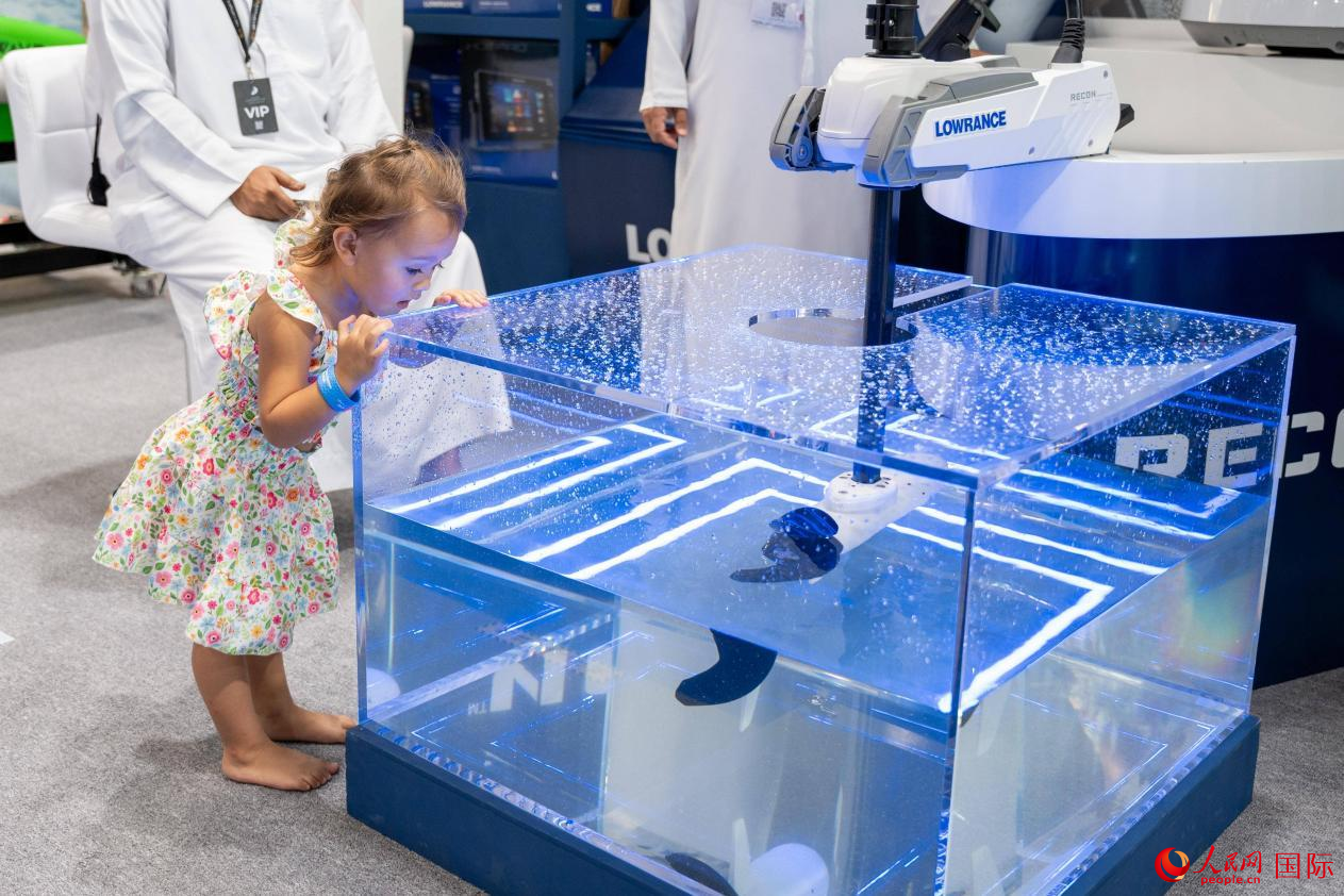 一位小观众好奇地观察螺旋桨工作。人民网塔里克·易卜拉欣摄