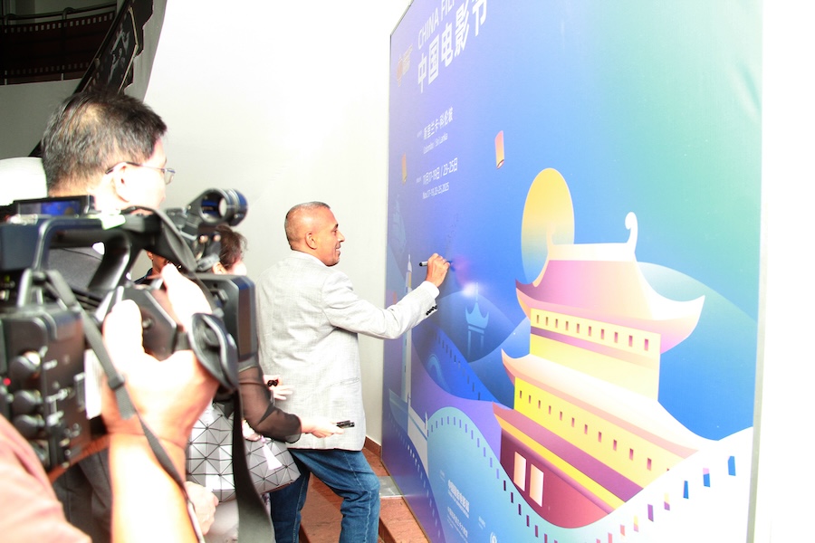 图为嘉宾在背景板上签名。中国驻斯里兰卡大使馆供图。