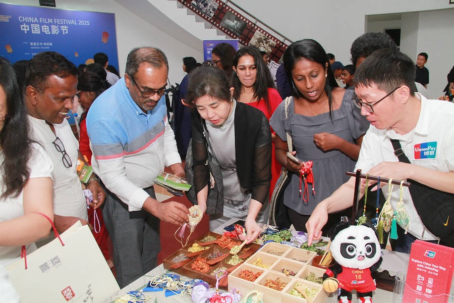 图为当地观众观景后参与中国非遗项目互动。中国驻斯里兰卡大使馆供图。