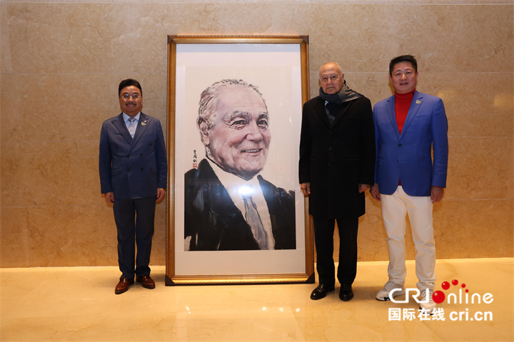 活动前公共外交文化交流中心向阿盟秘书长艾哈迈德•阿布•盖特赠送了肖像画