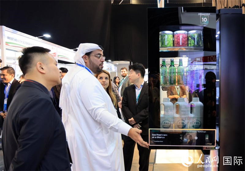 嘉宾体验海信透明冰箱。人民网记者 管克江摄