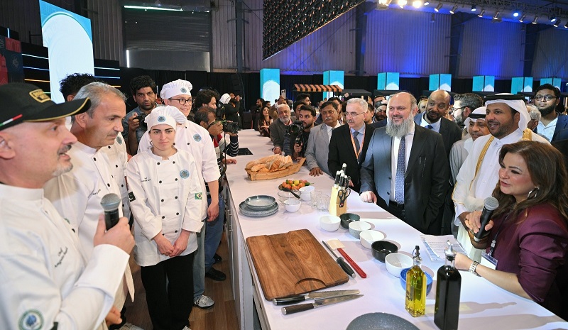 出席开幕式的官员在展会现场参观。巴基斯坦贸易发展局供图。