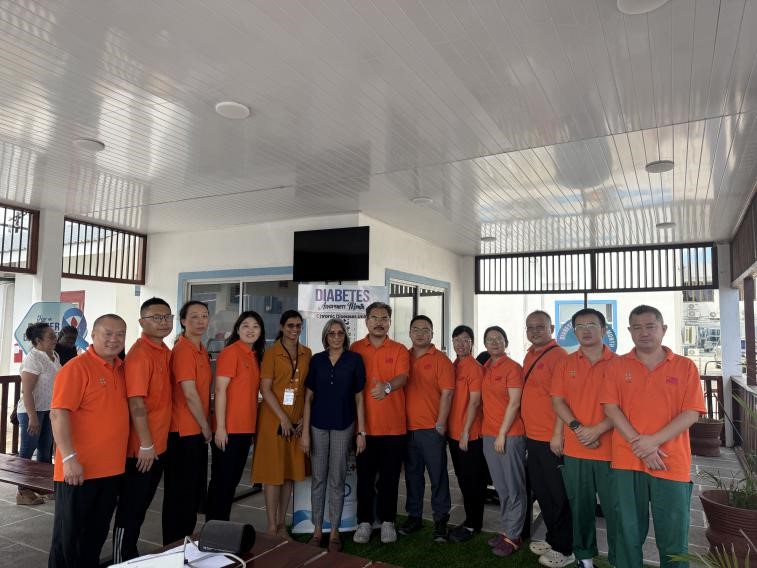 援圭亚那中国医疗队队员与当地卫生人员合影。第21批援圭亚那中国医疗队供图