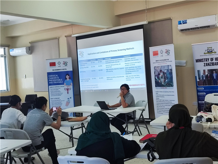 中国医疗专家现场授课。中国援桑医疗队供图