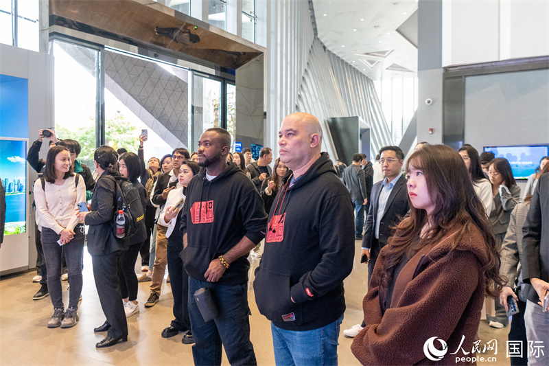 记者团在前海展厅听取讲解。人民网记者 许峥摄