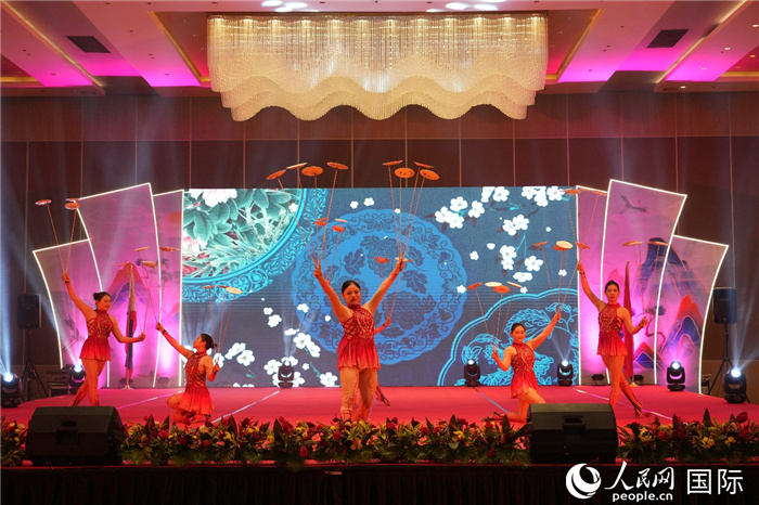 德州的艺术家们为观众献上精彩的杂技和歌舞表演。人民网记者 樊帆摄