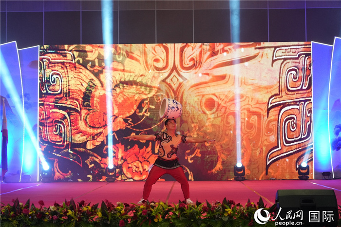 德州的艺术家们为观众献上精彩的杂技和歌舞表演。人民网记者 樊帆摄