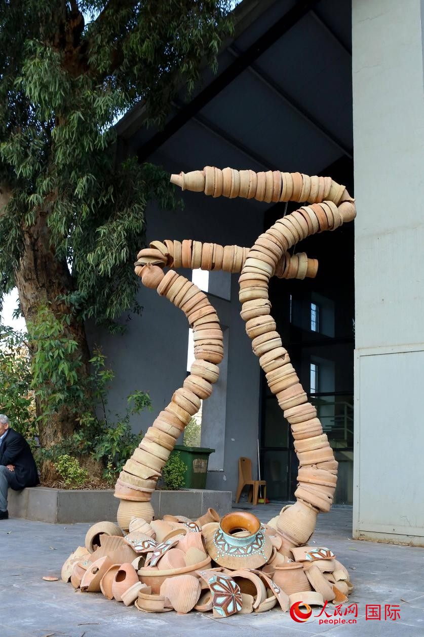 图为陶瓷节上展示的一件作品。人民网 纳达尔·达乌德摄