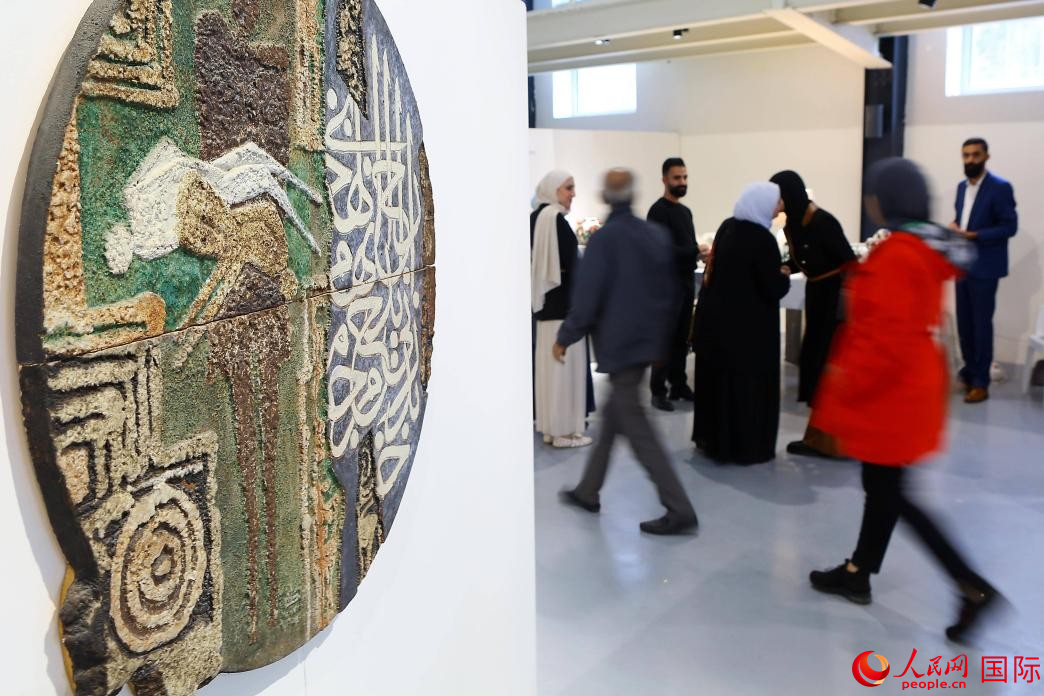 人们在参观展览。人民网 纳达尔·达乌德摄