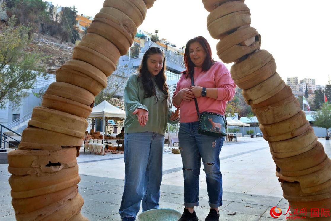 两名观众在欣赏陶瓷作品。人民网 纳达尔·达乌德摄