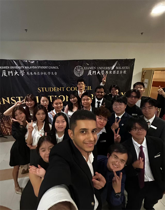 艾罕·阿马尔·阿卜杜拉与学生会的伙伴自拍合影。受访者供图