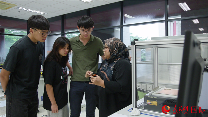 印刷电路板实验室内,老师与学生探讨科研项目。人民网记者 刘宁摄