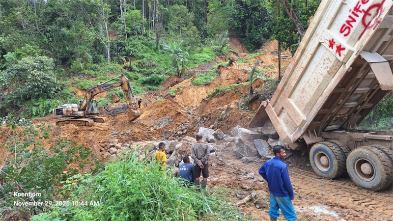 巴塘水电站项目部组成应急抢险队伍，对损毁道路进行清理和修复。巴塘水电站项目部供图