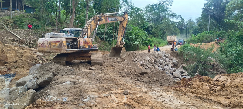 巴塘水电站项目部组成应急抢险队伍，对损毁道路进行清理和修复。巴塘水电站项目部供图