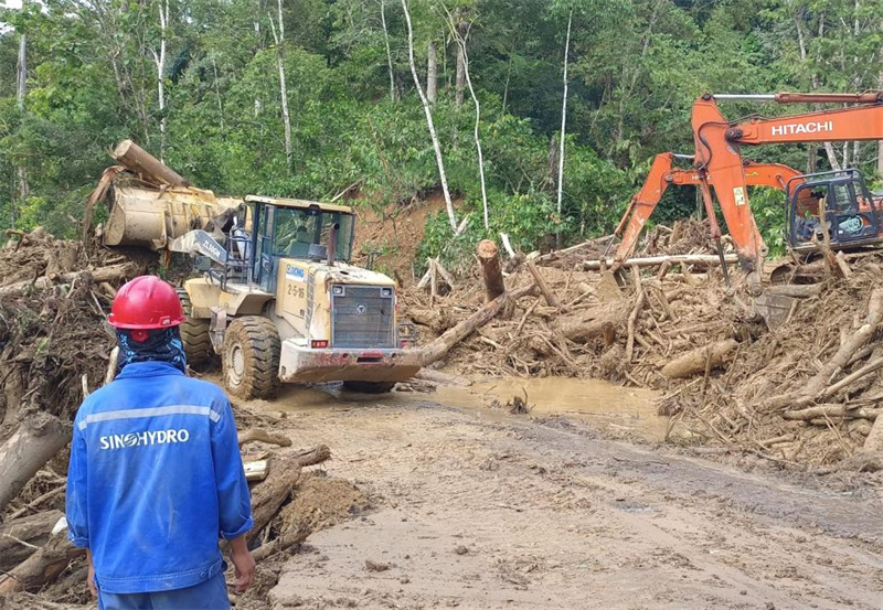 巴塘水电站项目部组成应急抢险队伍，对损毁道路进行清理和修复。巴塘水电站项目部供图