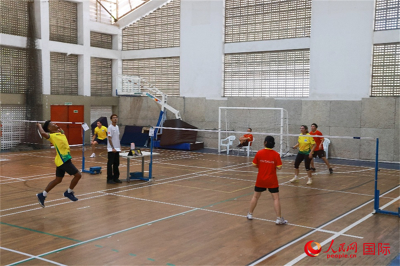 中巴两国羽毛球爱好者在混双决赛中的精彩瞬间。实习生 侯天泽摄