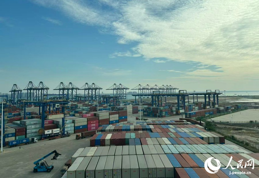 洋浦国际集装箱码头堆放的集装箱。人民网 玄番登史江摄