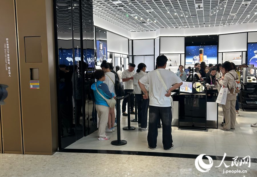 三亚国际免税城里的购物人群。人民网 玄番登史江摄