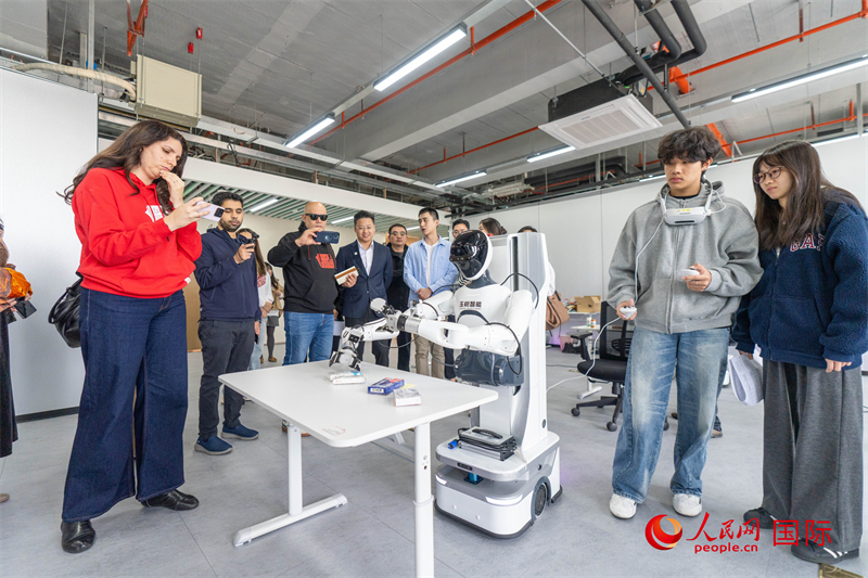 外媒记者在深圳玉树具身机器人智创中心观看机器人训练 人民网记者许峥摄