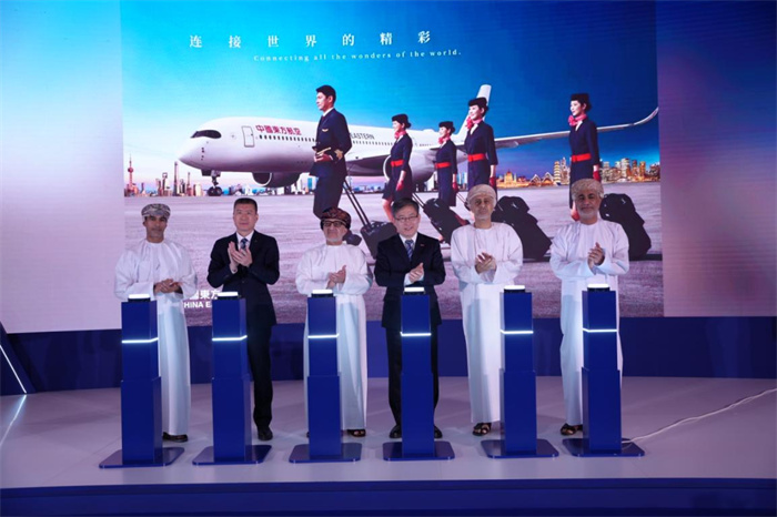 中阿嘉宾共同点亮大屏幕，象征航线正式启动。主办方供图