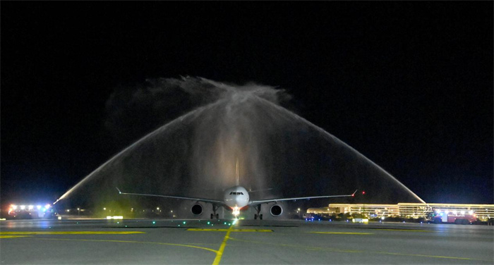 11月30日晚,马斯喀特国际机场为来自北京大兴国际机场的首航航班举行隆重的“过水门”仪式。阿曼机场公司供图