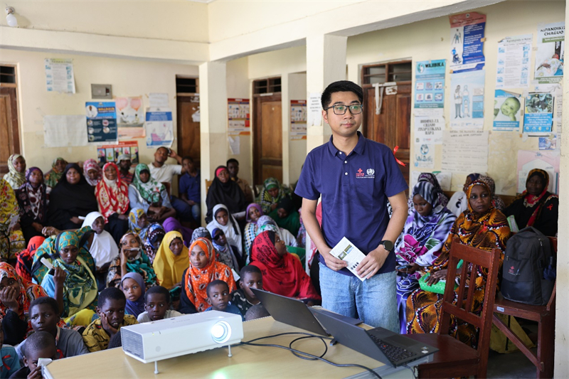 血吸虫病和艾滋病健康知识宣教 （侯建文摄）