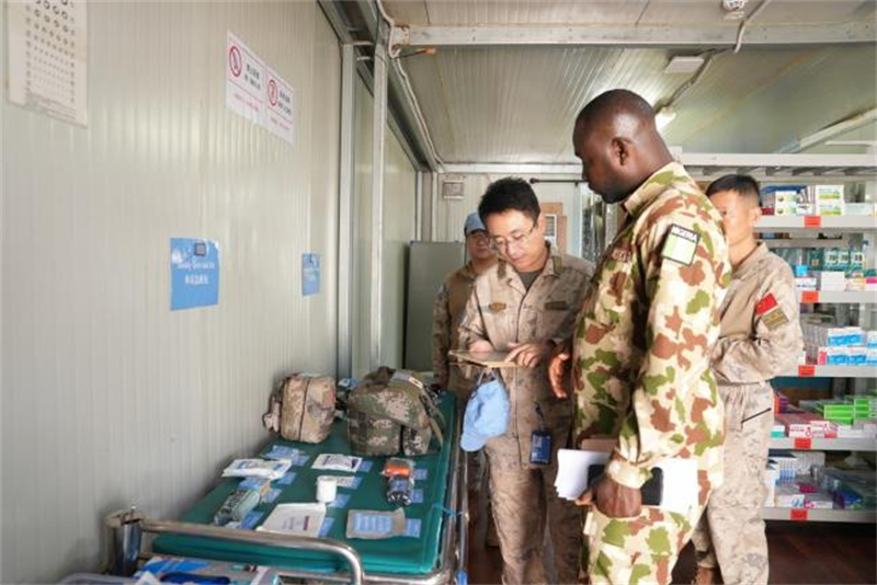 核查组成员检查分队医疗设备。陆振宝摄