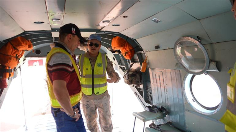 核查组成员检查直升机救生设备。陆振宝摄