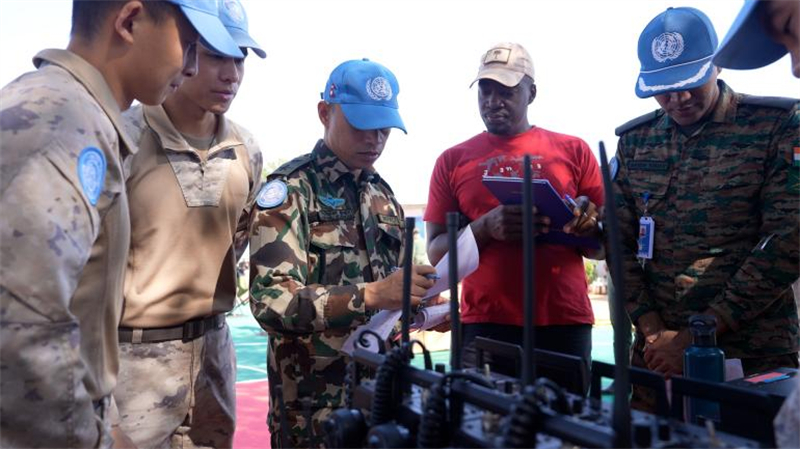 核查组成员检查分队通信装备。陆振宝摄