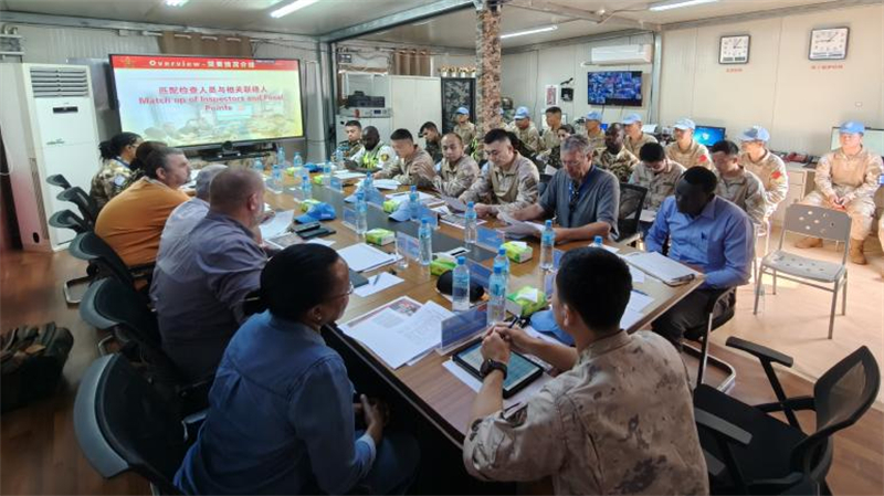 核查组成员听取分队情况汇报。陆振宝摄