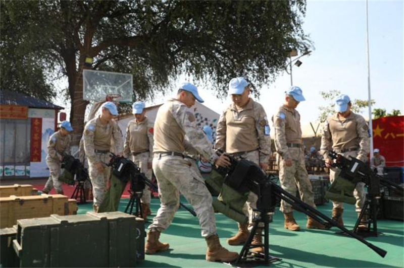 核查组成员检查分队官兵操作武器装备。陆振宝摄