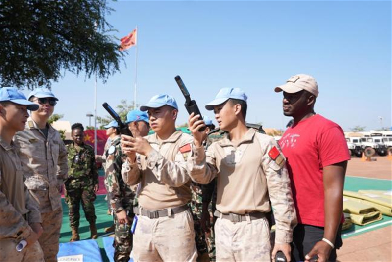 核查组成员检查分队官兵操作无线通信装备。陆振宝摄