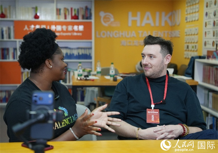 尼日利亚籍创业者马尔维斯·乌福马杜(左一)接受人民网外专柯明可采访。人民网记者 符武平摄