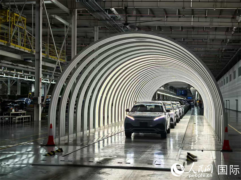 比亚迪泰国工厂平均每7-8分钟就有一辆新能源汽车下线。人民网记者 覃心摄