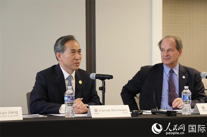 1、当地时间12月3日，中国贸促会组织中国企业家代表团在华盛顿与美中贸易全国委员会及其会员企业进行交流座谈。 人民网记者 李志伟摄