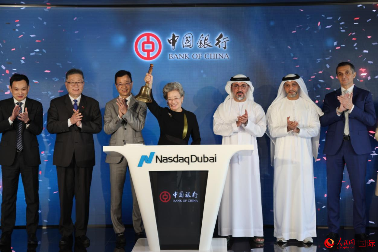 12月4日，中国驻迪拜总领事欧渤芊为中国银行5亿美元债券在纳斯达克迪拜交易所上市摇铃，人民网记者张志文摄