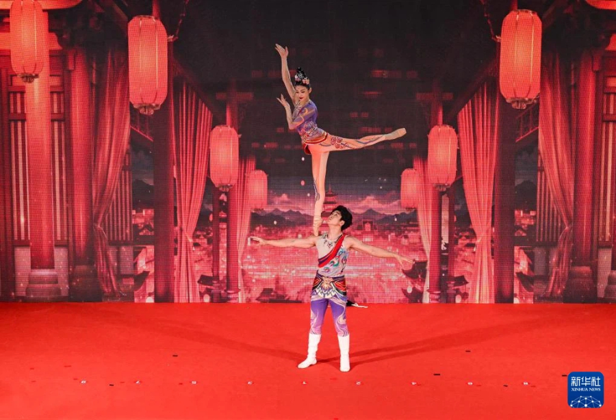 12月5日，在马来西亚行政首都布特拉加亚，演员在活动中表演杂技。新华社记者 程一恒 摄